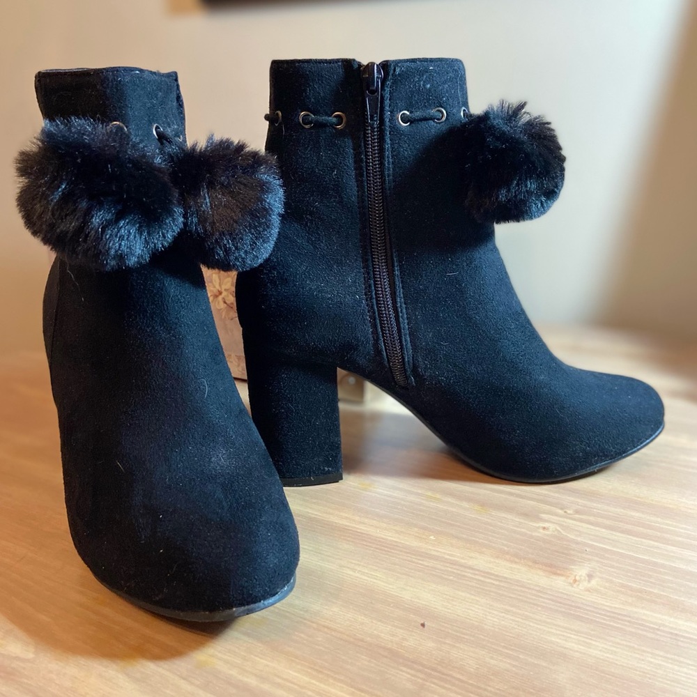 Booties with pompoms